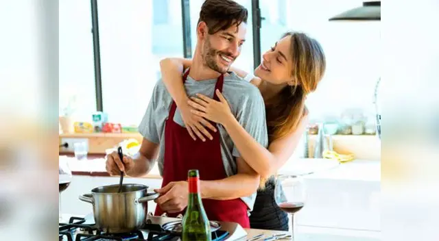 Tómate el tiempo para cocinar juntos y hacer de la experiencia algo divertido y romántico Tómate el tiempo para cocinar juntos y hacer de la experiencia algo divertido y romántico
