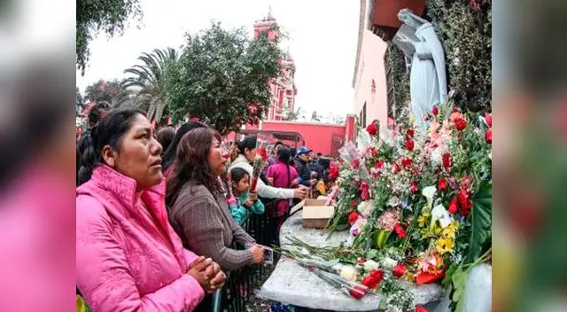 Fieles ingresan a santuario de Santa Rosa de Lima 
