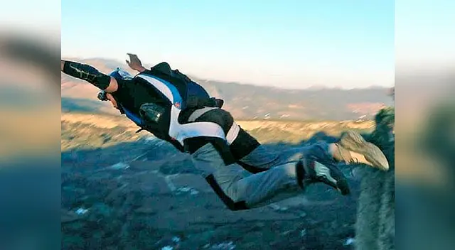 El joven intentó desplegar su equipo, pero se enredó mientras caía al vacío