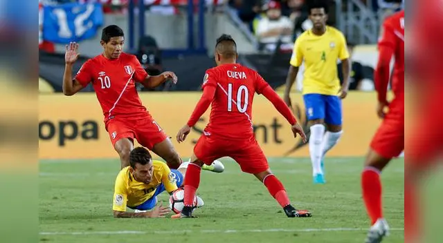 Edison Flores le brinda respaldo a Christian Cueva en los penales. FOTO: LIBERO