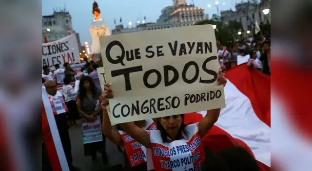 Un grupo de manifestantes de la marcha #QueSeVayanTodos se enfrentó con la Policía en el frontis del Ministerio Público Un grupo de manifestantes de la marcha #QueSeVayanTodos se enfrentó con la Policía en el frontis del Ministerio Público