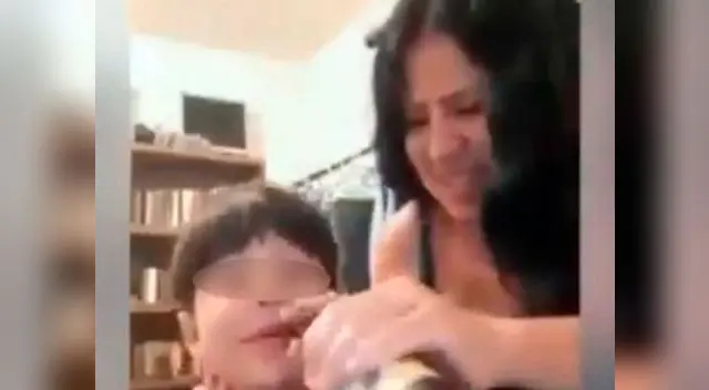 Una mujer se graba mientras le ofrece alcohol  y cigarrillos a su hijo