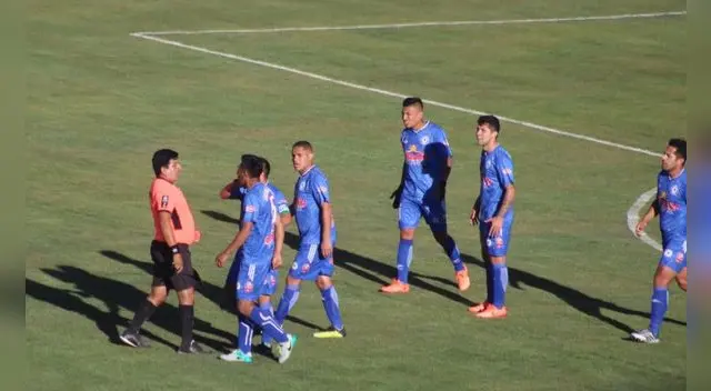 Los jugadores del Futuro Majes reclaman por sus cobros al juez Mamani. FOTO: César Condori