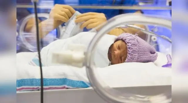 La superficie de la incubadora cuenta también con unos electrodos capaces de registrar las funciones vitales del bebé 