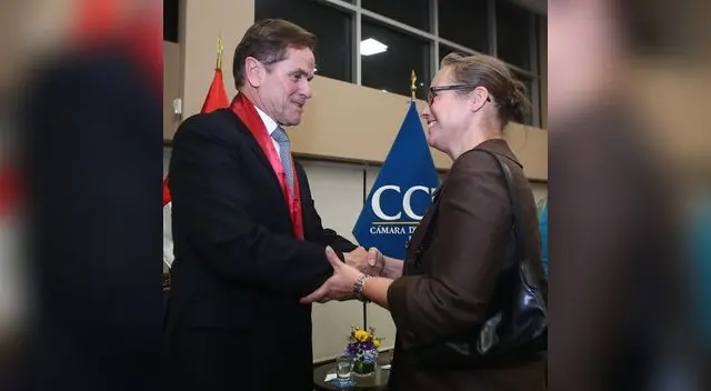 Neuhaus recibe el premio de la titular de la Cámara de Comercio, Yolanda Torriani.