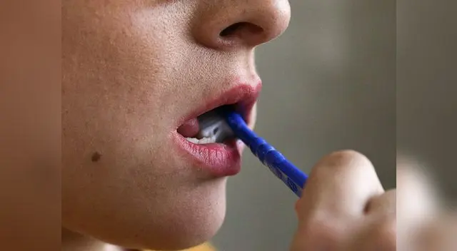 El sangrado ocasional de las encías puede ser causado al cepillarse los dientes con demasiada fuerza o al usar dentaduras postizas 