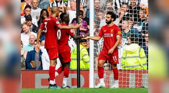 Felicitación a Salah por el gol anotado