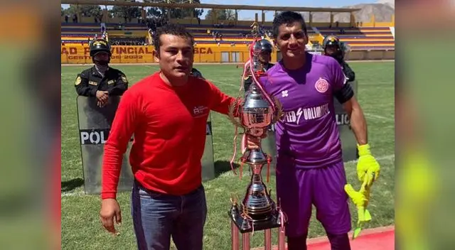 Jesús Cisneros , capitán del Juan Aurich recibe el trofeo ganado por la victoria 2-0 ante Santos FC. FOTO: FACEBOOK Club Juan Aurich Jesús Cisneros , capitán del Juan Aurich recibe el trofeo ganado por la victoria 2-0 ante Santos FC. FOTO: FACEBOOK Club Juan Aurich