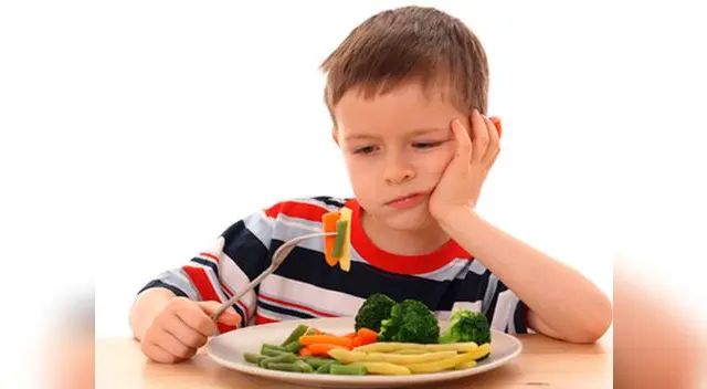 La falta de apetito o negación por la comida puede ser porque come a deshoras todo tipo de cosas como golosinas, papitas, chocolate, etc