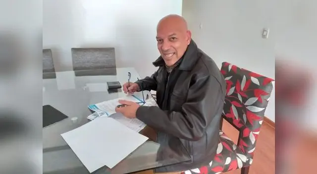 Momento que Roberto Mosquera firma contrato con Binacional. FOTO: FACEBOOK Binacional