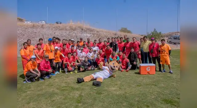 Los jugadores y comando técnico posan junto a Yampol Zamora Espino que padece cáncer Los jugadores y comando técnico posan junto a Yampol Zamora Espino que padece cáncer