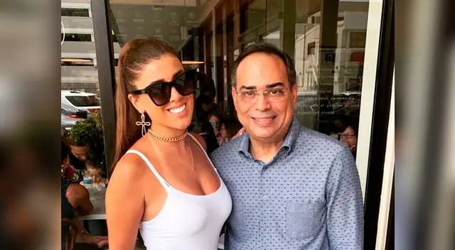 Yahaira Plasencia posa al lado de un grande, Gilberto Santa Rosa Yahaira Plasencia posa al lado de un grande, Gilberto Santa Rosa