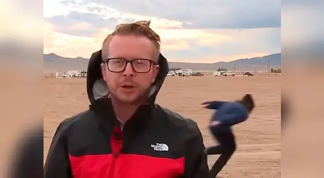 Joven interrumpió una transmisión en vivo al correr como Naruto el día de la toam del Área 51 Joven interrumpió una transmisión en vivo al correr como Naruto el día de la toam del Área 51