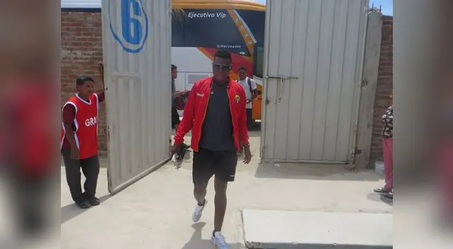 jugadores del Cultural Santa Rosa llegan sobre la hora al estadio Municipal de Bernal