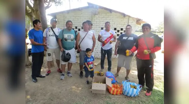 Siempre al lado de su equipo la hinchada del Atlético Grau en los entrenamientos llevando frutas a los jugadores
