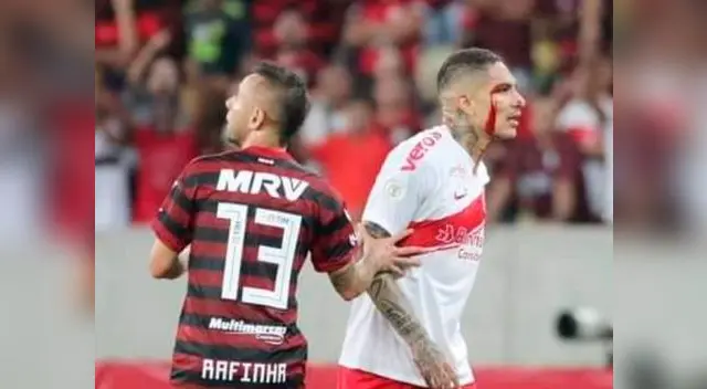 El delantero Paolo Guerrero recibió una dura falta, por lo que le reclamó al árbitro, pero este lo expulsó por el reclamo