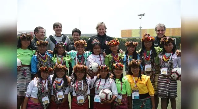 Ricardo Gareca en una postal con una delegaciones que lo visitó en Videna
