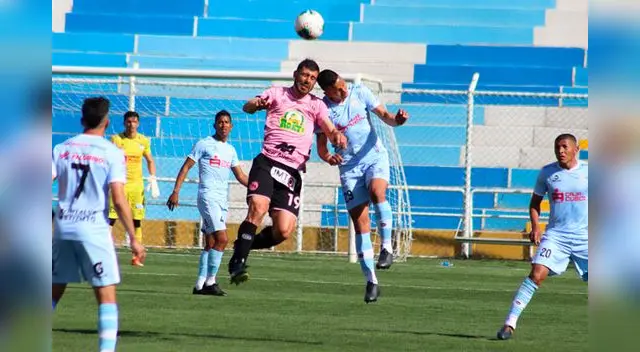Archimbaud lucha el balón con Penco. FOTO: Melissa Valdivia