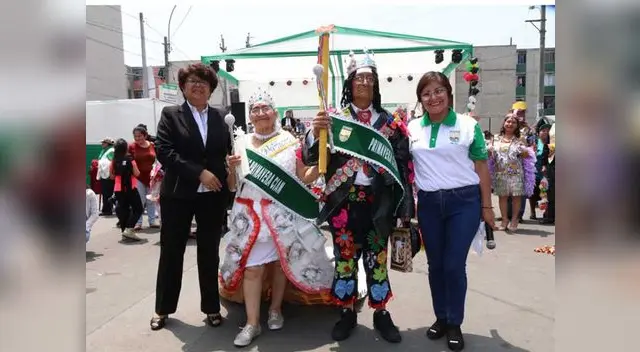 Adultos mayores desfilaron con trajes reciclables