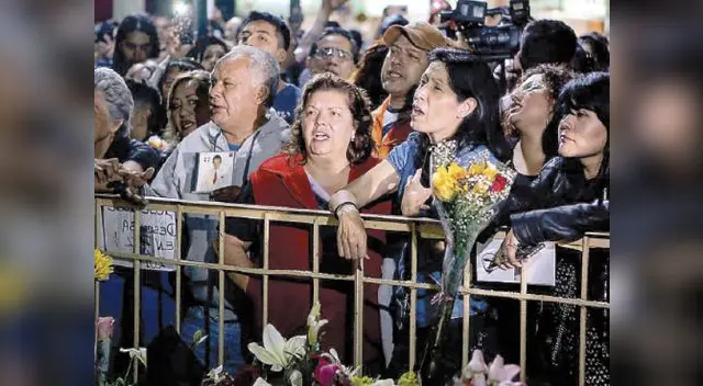 Cientos de seguidores llegaron al barrio donde creció el cantante 