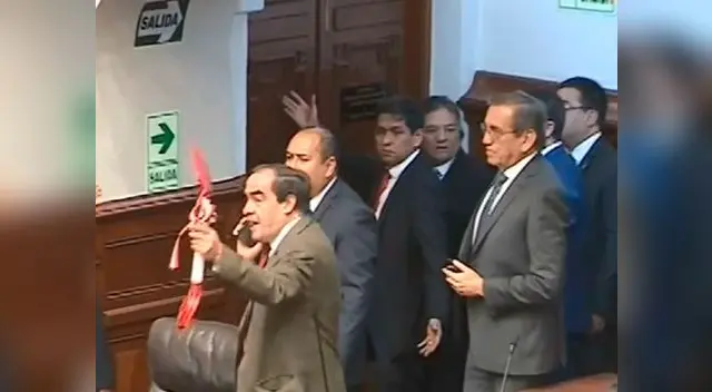 Cierran las puertas del hemiciclo del Congreso y parlamentarios no pueden salir Cierran las puertas del hemiciclo del Congreso y parlamentarios no pueden salir