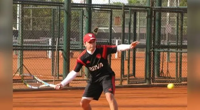 El muñeco tomó la raqueta y no lo hizo mal