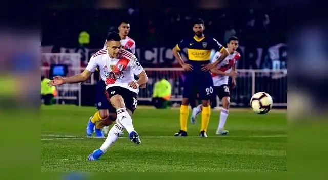 Rafael Santos Borré anotó de penal a los 7 minutos para River Plate ante Boca Juniors Rafael Santos Borré anotó de penal a los 7 minutos para River Plate ante Boca Juniors