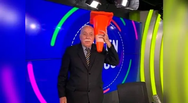 Carlos Tubino se toma foto con cono de tránsito y recuerda agresión Carlos Tubino se toma foto con cono de tránsito y recuerda agresión