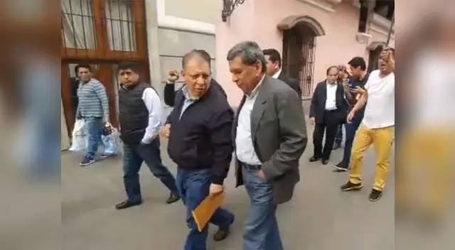 Entregan sus pasaportes diplomáticos