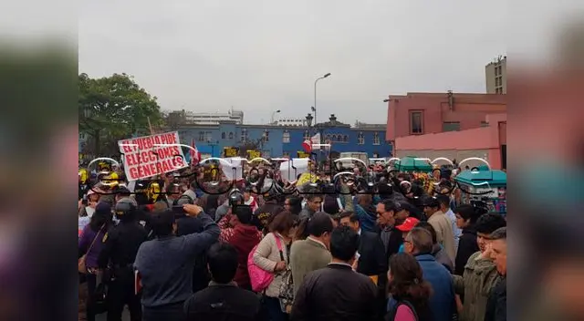 Fotos del plantón en contra de la disolución del Congreso Fotos del plantón en contra de la disolución del Congreso