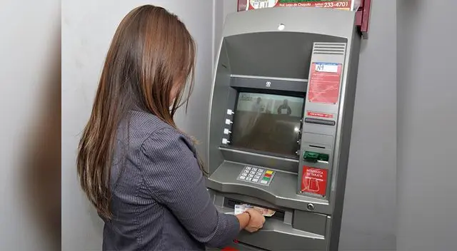 Si detecta que la ranura de ingreso de la tarjeta presenta objetos extraños, sospechosos o sobrepuestos, no introduzca su tarjeta