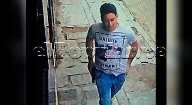 Delincuente es captado huyendo con el arma en la mano