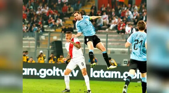 Diego Godín corta jugada de Paolo Guerrero Diego Godín corta jugada de Paolo Guerrero