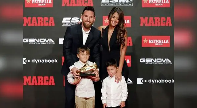 Lionel Messi recibe la bota junto a su esposa e hijos