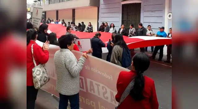 Manifestantes en las inmediaciones del Tribunal Constitucional