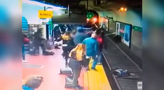 Instante en que los pasajeros reaccionan para salvar a mujer