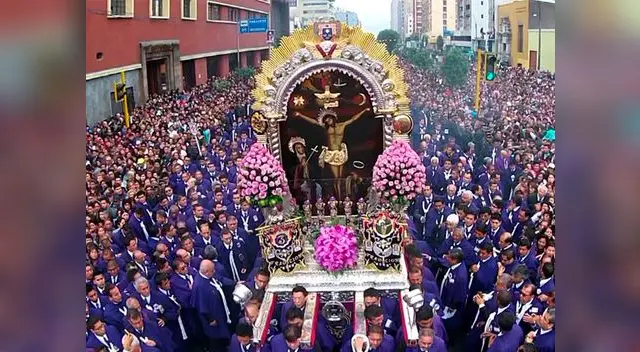 La imagen del Señor de los Milagros recorrió las principales avenidas de Lima