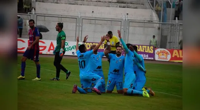 Celebración de Binacional en la goleada 7 a 0 Alianza Universidad en estadio Guillermo Briceño Rosamedina