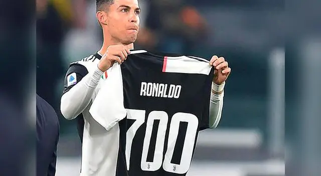Antes del partido con Bolonia , CR7 fue premiado por el presidente de la Juventus. FOTO: EFE Antes del partido con Bolonia , CR7 fue premiado por el presidente de la Juventus. FOTO: EFE