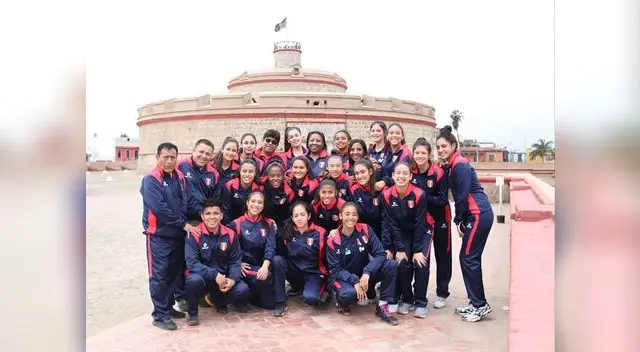 Las chicas posando en la fortaleza Real Felipe