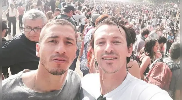 Carmona (primero de la izquierda) jugador del Colo Colo apoya la marcha