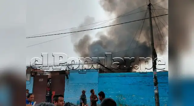 Depósito de chatarra se incendia frente al Hospital 2 de Mayo