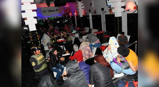 El ambiente lucía decorado con globos, serpentinas y temática de Noche de brujas