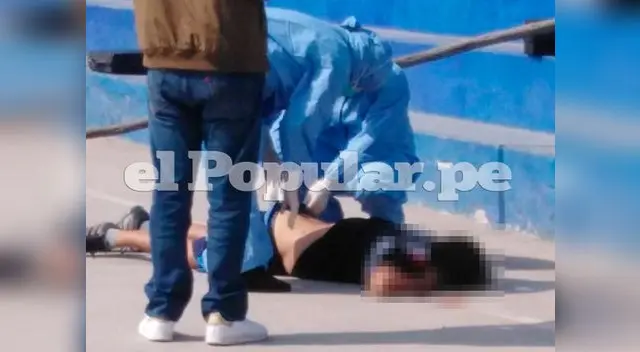 El marino mercante muerto sobre la losa deportiva