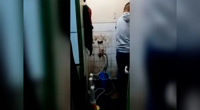Hombre es sorprendido cuando adulteraba bidones con agua de caño.
