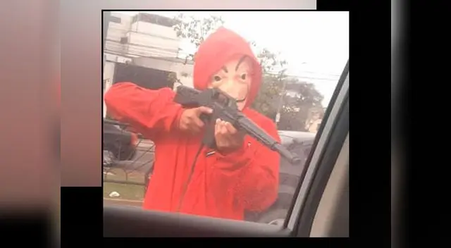 Ambulante con máscara de Dalí pide dinero