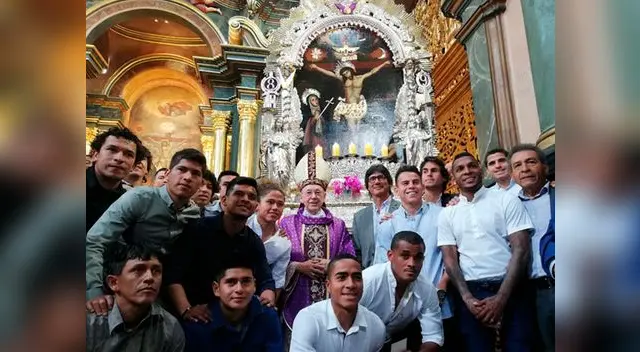 Junto al monseñor Juan Luis Cipriani, jugadores cremas posaron junto al Cristo de Pachacamilla