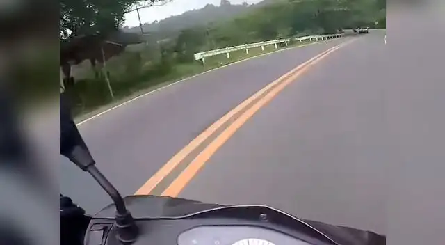 Motociclista a punto de estrellar con otro