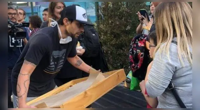 Junto a su hermano Claudio, el “Mago” llegó hasta el sector de la estación de Metro Tobalaba. FOTO: FUTURO