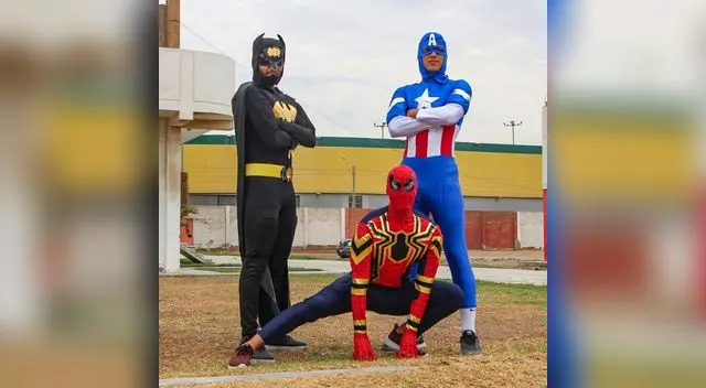 tres jugadores del Aurich llegan vestidos de Batman, Capitán de América y Hombre Araña